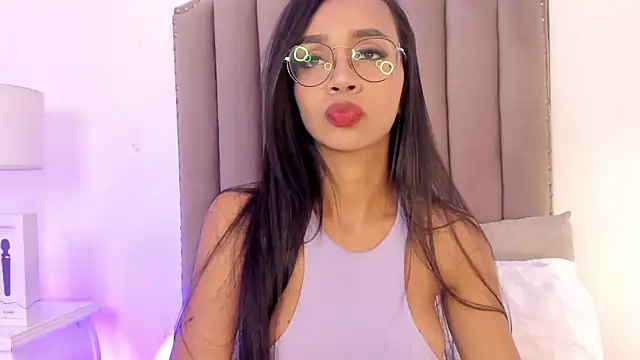 Snapshot of SamanthaFerrer__ chatting on 02/04/25, 07:44 SamanthaFerrer online show from 02/04/25, 07:44