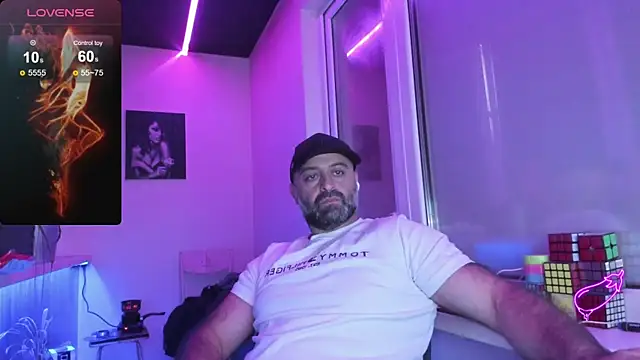 Snapshot of MAGABEAR077 chatting on 09/09/25, 09:09 MAGABEAR077 online show from 09/09/25, 09:09