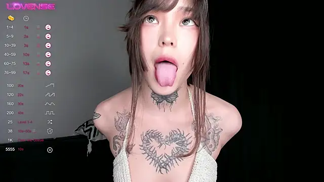 Snapshot of Dark_Ester chatting on 10/01/25, 02:23 Dark Ester online show from 10/01/25, 02:23