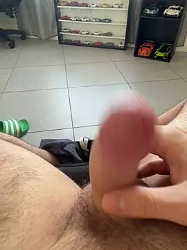 Snapshot of tiou72 chatting on 11/22/25, 11:42 tiou72 online show from 11/22/25, 11:42