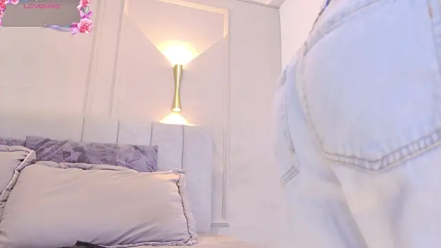 Snapshot of april_rousse chatting on 10/21/25, 12:06 april rousse online show from 10/21/25, 12:06