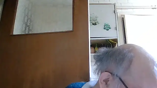 Snapshot of mariusica1@xh chatting on 04/27/26, 03:32 mariusica1xh online show from 04/27/26, 03:32