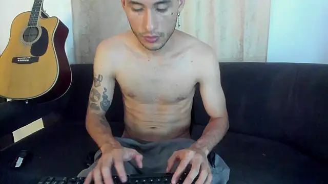 Snapshot of Henrikk_senn chatting on 10/27/25, 03:21 Henrikk senn online show from 10/27/25, 03:21