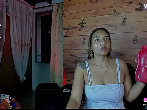 Snapshot of mykaelahoney chatting on 11/11/25, 01:05 mykaelahoney online show from 11/11/25, 01:05