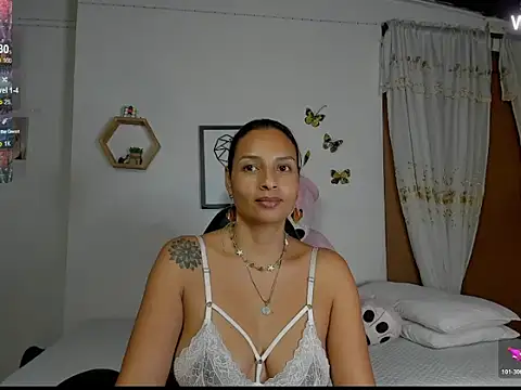 Snapshot of mykaelahoney chatting on 11/24/25, 04:56 mykaelahoney online show from 11/24/25, 04:56