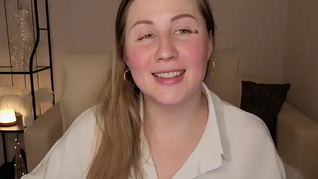 Snapshot of Helens_love chatting on 12/22/25, 08:11 Helens love online show from 12/22/25, 08:11