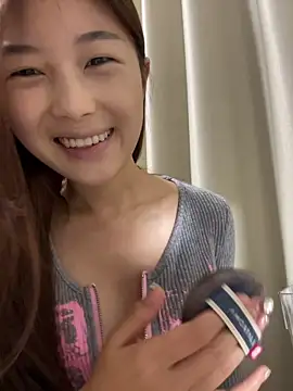 Snapshot of Sweet-Angel999 chatting on 11/07/25, 03:56 Sweet-Angel999 online show from 11/07/25, 03:56