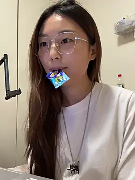 Snapshot of Sweet-Angel999 chatting on 12/18/25, 04:02 Sweet-Angel999 online show from 12/18/25, 04:02