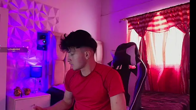 Snapshot of santyago_taylor chatting on 01/07/25, 06:56 santyago taylor online show from 01/07/25, 06:56