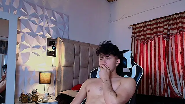 Snapshot of santyago_taylor chatting on 02/12/25, 07:45 santyago taylor online show from 02/12/25, 07:45