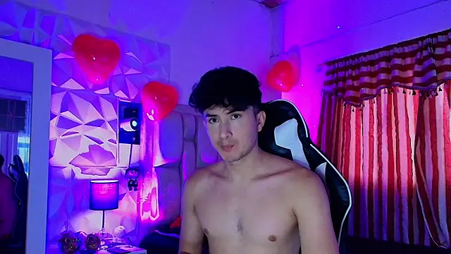 Snapshot of santyago_taylor chatting on 02/21/25, 10:37 santyago taylor online show from 02/21/25, 10:37
