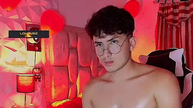 Snapshot of santyago_taylor chatting on 03/05/25, 10:21 santyago taylor online show from 03/05/25, 10:21