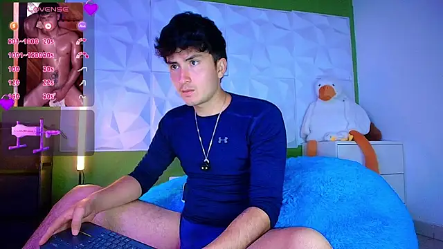 Snapshot of santyago_taylor chatting on 10/17/25, 06:43 santyago taylor online show from 10/17/25, 06:43