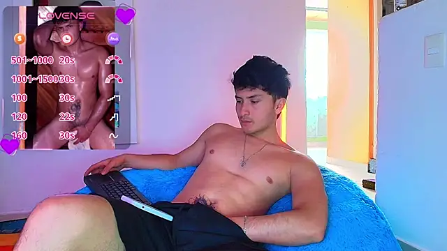 Snapshot of santyago_taylor chatting on 11/08/25, 02:28 santyago taylor online show from 11/08/25, 02:28