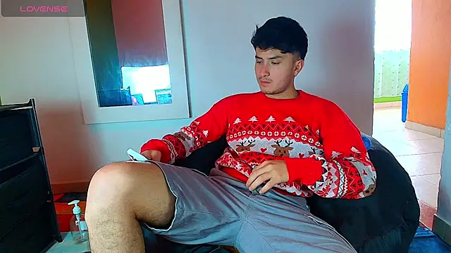 Snapshot of santyago_taylor chatting on 12/04/25, 06:27 santyago taylor online show from 12/04/25, 06:27