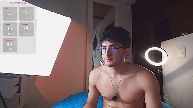 Snapshot of santyago_taylor chatting on 05/19/26, 01:56 santyago taylor online show from 05/19/26, 01:56