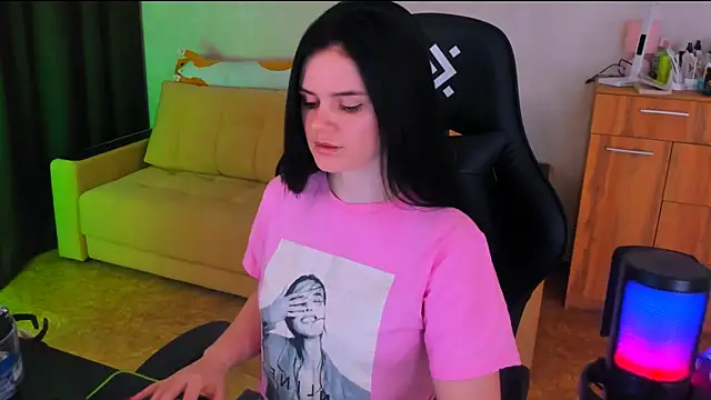 Snapshot of Lora_Cain chatting on 03/04/25, 02:10 Lora Cain online show from 03/04/25, 02:10