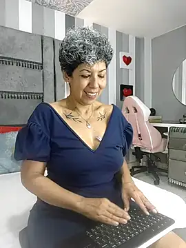 Julianewell online show from 11/12/25, 12:05