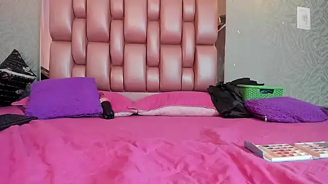 KOURTNEY-- online show from 12/19/25, 02:51