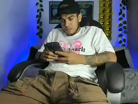 Snapshot of mikee_scooth chatting on 01/19/25, 02:57 mikee scooth online show from 01/19/25, 02:57