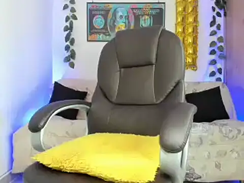 Snapshot of mikee_scooth chatting on 01/19/25, 03:21 mikee scooth online show from 01/19/25, 03:21