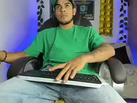 Snapshot of mikee_scooth chatting on 01/19/25, 08:30 mikee scooth online show from 01/19/25, 08:30