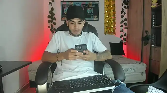 Snapshot of mikee_scooth chatting on 02/11/25, 04:01 mikee scooth online show from 02/11/25, 04:01