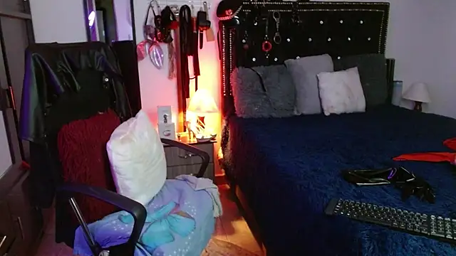 Snapshot of SamaraMartinez chatting on 11/15/25, 10:01 SamaraMartinez online show from 11/15/25, 10:01