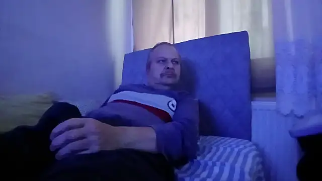 Snapshot of amylrmm1903 chatting on 11/12/25, 11:32 amylrmm1903 online show from 11/12/25, 11:32