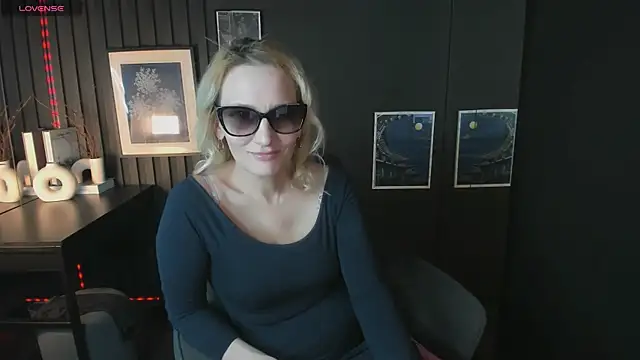 Snapshot of Queen_Anna_ chatting on 07/26/26, 05:37 Queen Anna online show from 07/26/26, 05:37