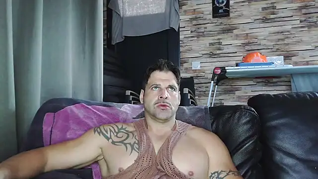 Snapshot of XxBigboybandxX chatting on 11/11/25, 10:48 XxBigboybandxX online show from 11/11/25, 10:48