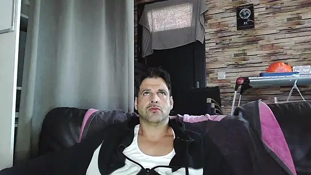 Snapshot of XxBigboybandxX chatting on 11/18/25, 12:20 XxBigboybandxX online show from 11/18/25, 12:20