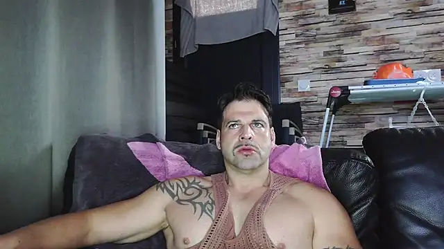 Snapshot of XxBigboybandxX chatting on 11/20/25, 08:14 XxBigboybandxX online show from 11/20/25, 08:14