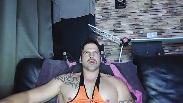 Snapshot of XxBigboybandxX chatting on 12/13/25, 07:53 XxBigboybandxX online show from 12/13/25, 07:53