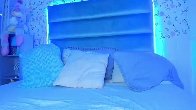 Snapshot of MelodiLovee_ chatting on 12/13/24, 06:16 MelodiLovee online show from 12/13/24, 06:16