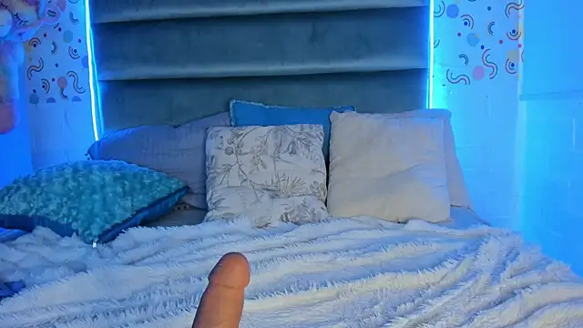 Snapshot of MelodiLovee_ chatting on 12/24/24, 03:47 MelodiLovee online show from 12/24/24, 03:47