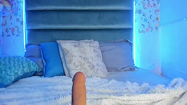 Snapshot of MelodiLovee_ chatting on 12/28/24, 03:37 MelodiLovee online show from 12/28/24, 03:37