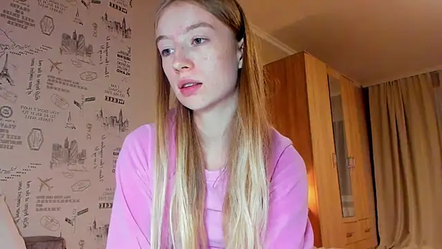 Snapshot of minidivaa_ chatting on 10/08/25, 09:01 minidivaa online show from 10/08/25, 09:01