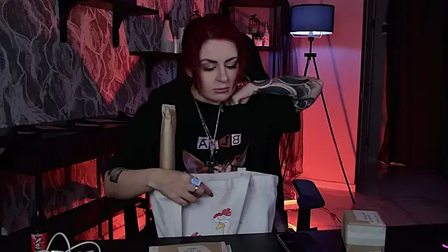 Lana  May online show from 12/17/25, 09:15