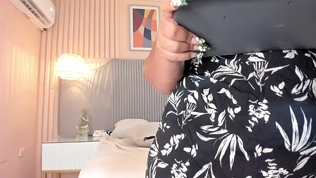 Snapshot of samyriverss chatting on 11/15/25, 10:45 samyriverss online show from 11/15/25, 10:45