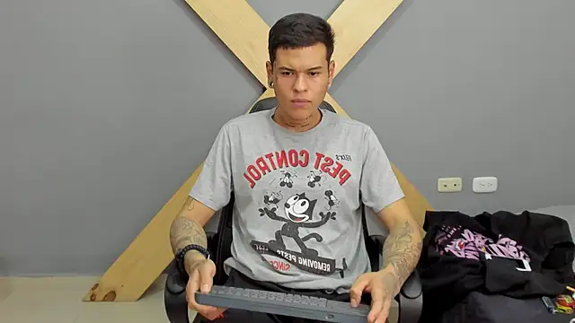 Snapshot of jamesinked_ chatting on 12/16/24, 06:16 jamesinked  online show from 12/16/24, 06:16