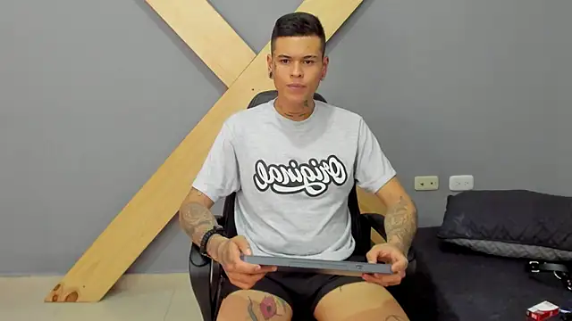 Snapshot of jamesinked_ chatting on 12/27/24, 06:42 jamesinked  online show from 12/27/24, 06:42