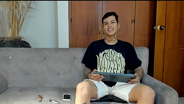 Snapshot of jamesinked_ chatting on 10/28/25, 07:27 jamesinked online show from 10/28/25, 07:27