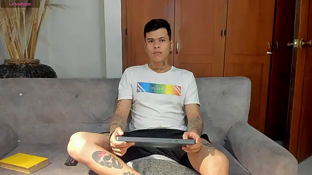 Snapshot of jamesinked_ chatting on 11/13/25, 01:26 jamesinked online show from 11/13/25, 01:26