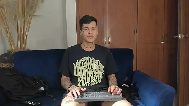 Snapshot of jamesinked_ chatting on 11/25/25, 04:01 jamesinked online show from 11/25/25, 04:01