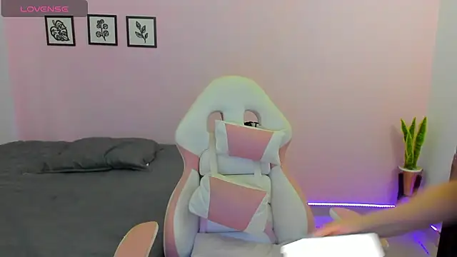 Snapshot of sophie_pazz chatting on 11/14/25, 08:40 sophie pazz online show from 11/14/25, 08:40