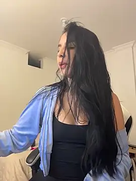  miaquevedo  online show from 04/28/26, 02:22