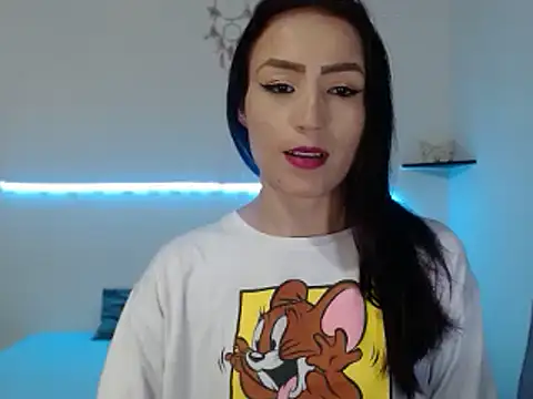 Sara-Guzman1 online show from 02/11/25, 08:48