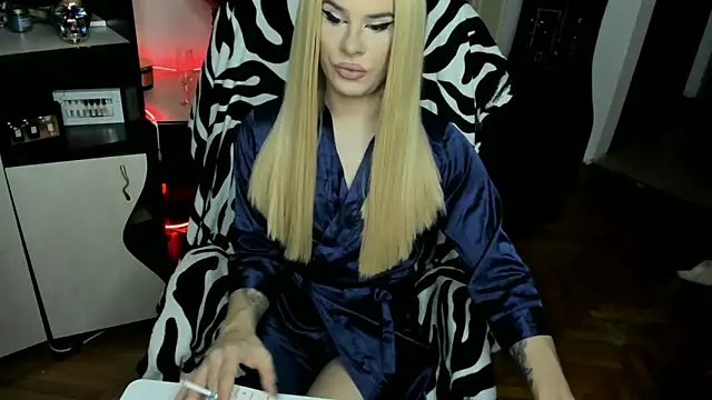 EvelynLexy online show from 11/18/25, 09:41