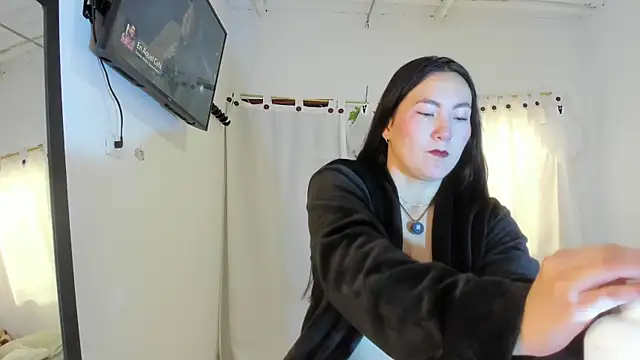 Elle Lee  online show from 10/07/25, 02:47